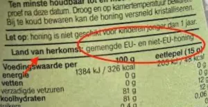 Etiket van een pot honing met de herkomst "gemengde EU- en niet-EU-honing" rood omcirkeld